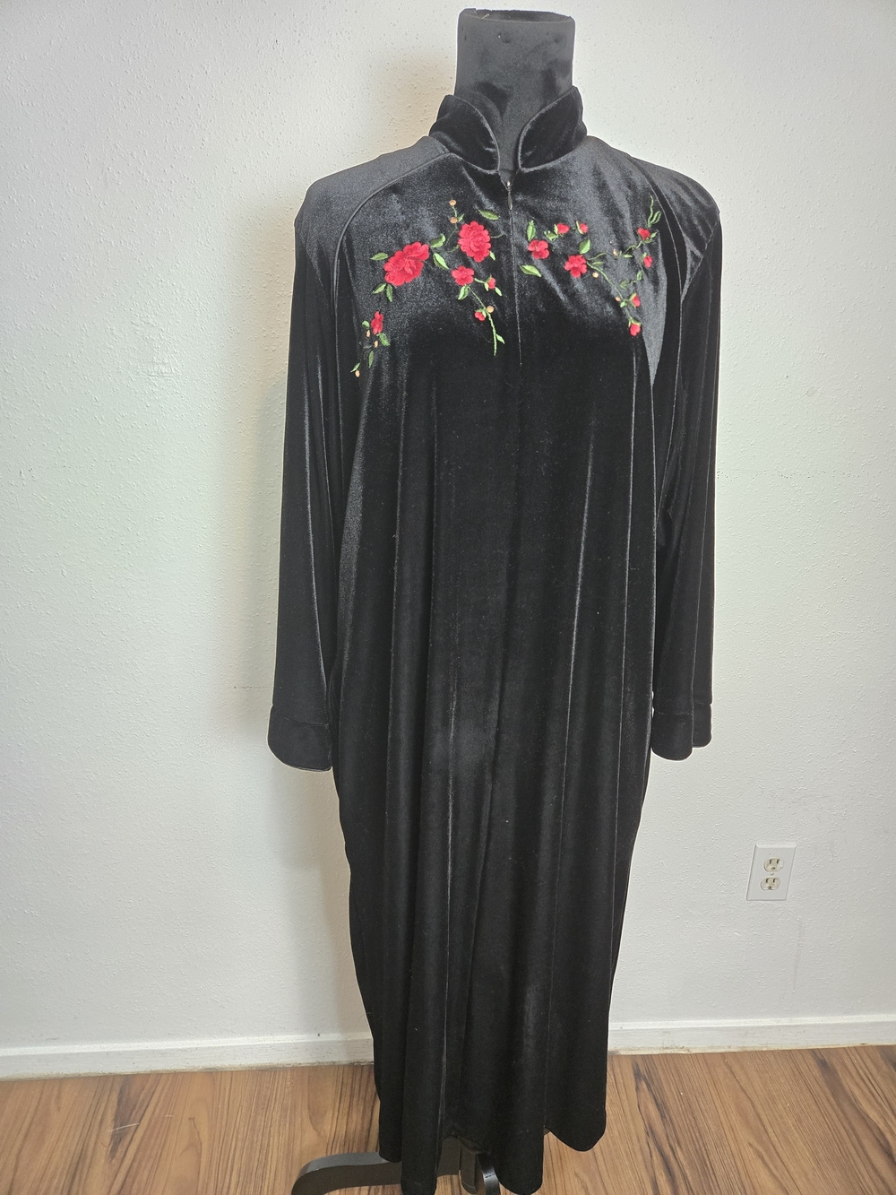 Black Velvet House Coat Dress Robe Nightgown with Red Rose Embroidery